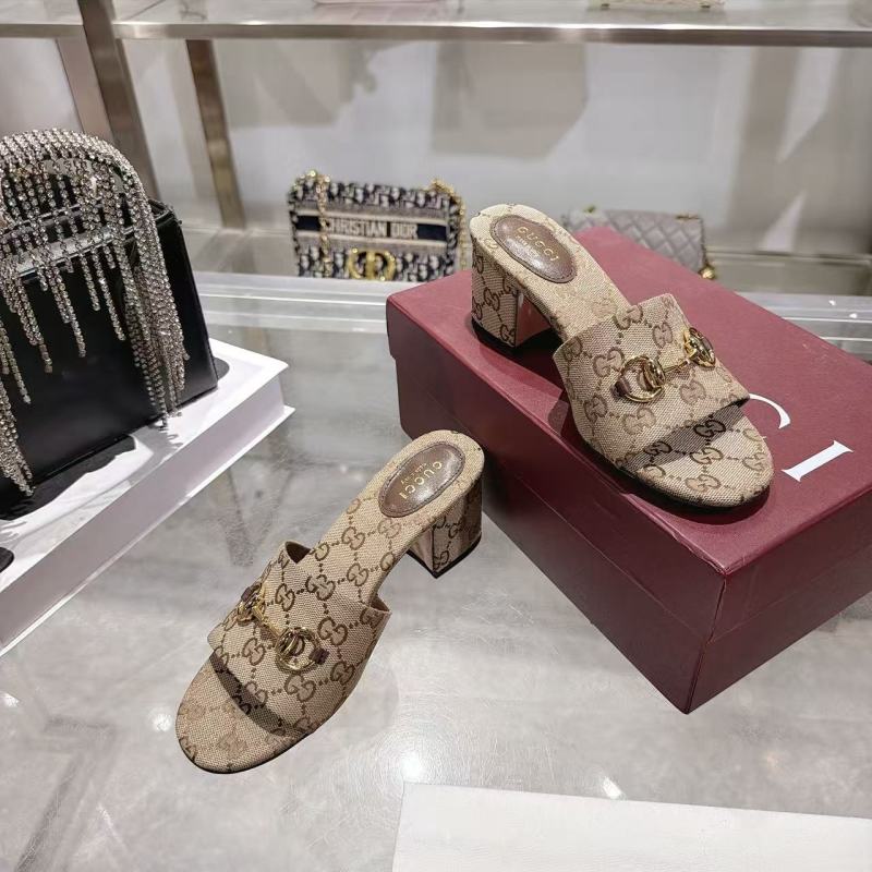 Женские сабо с принтом и золотистым элементом Gucci