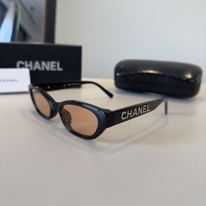 Солнцезащитные очки Chanel черные