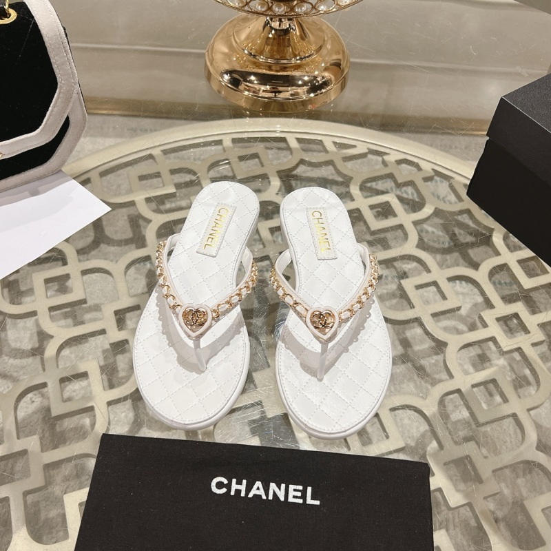 Белые шлепанцы Chanel с цепочкой