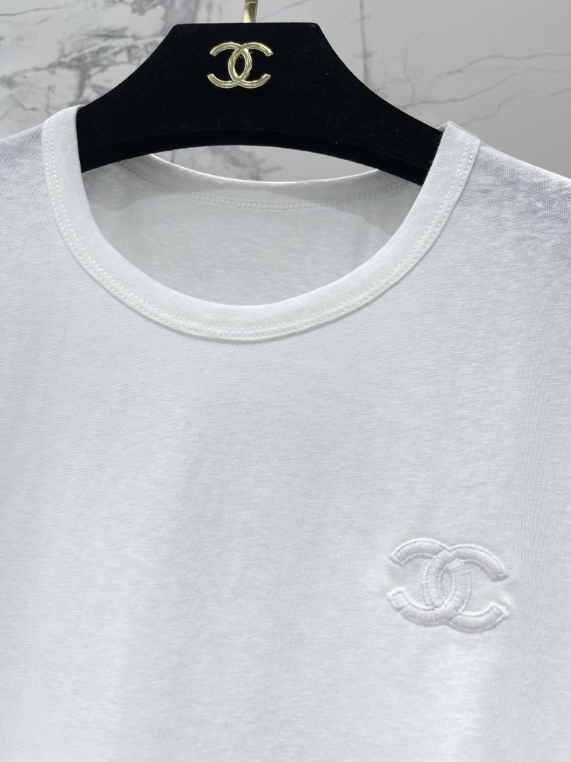 Белая футболка с вышивкой Chanel