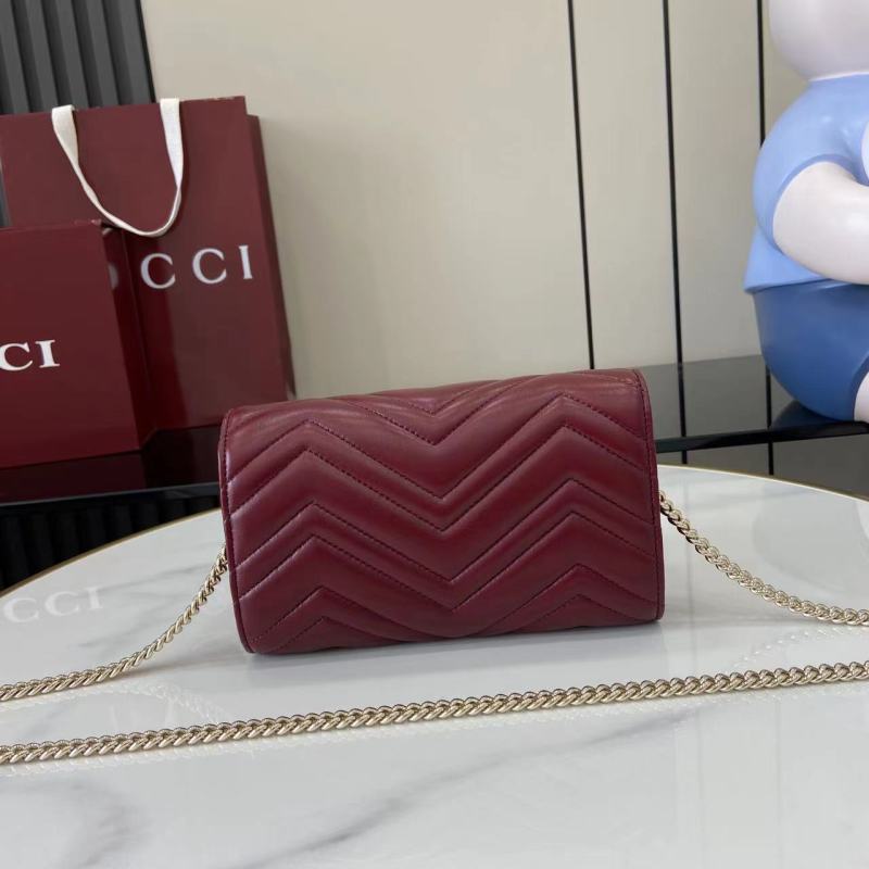 Красный клатч Gucci с цепочкой