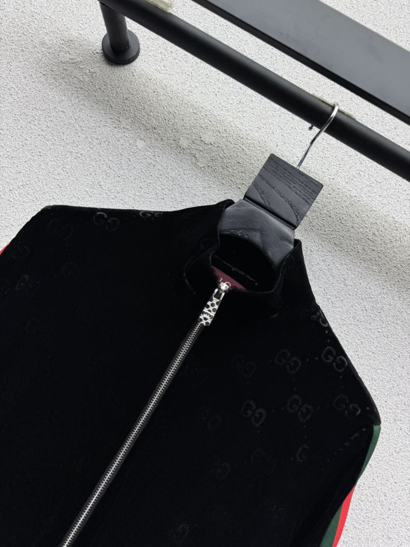 Чёрный вельветовый спортивный костюм Gucci с тиснёным узором