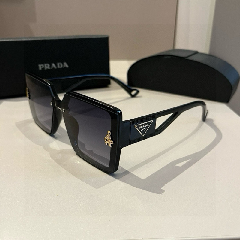 Женские солнцезащитные очки Prada