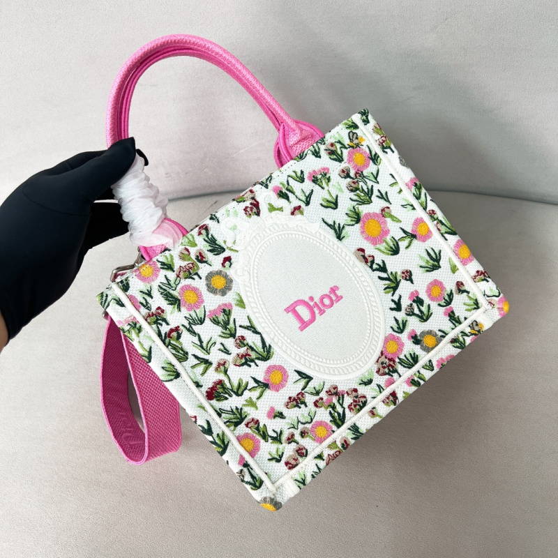 Сумка Dior с цветочным принтом