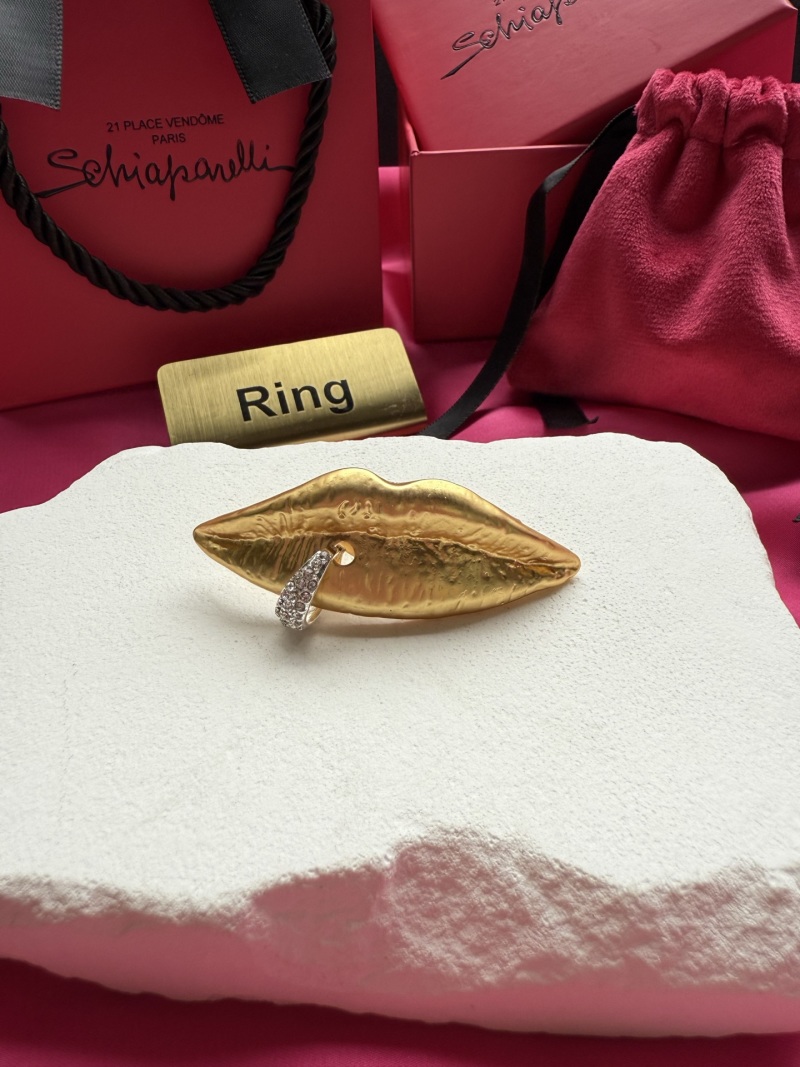 Брошь в форме губ с кольцом Schiaparelli