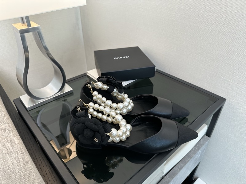 Черные мюли Chanel с жемчужным декором и цветком