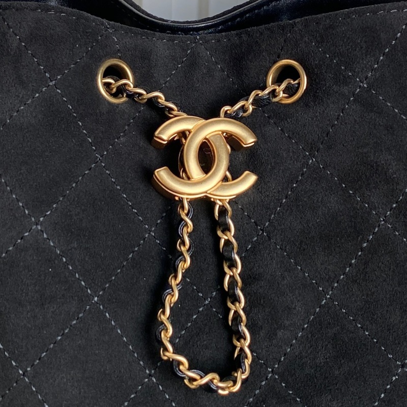 Черная сумка Chanel в стиле хобо