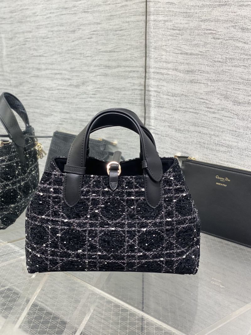 Сумка Dior с тканевым плетением и кожаной ручкой