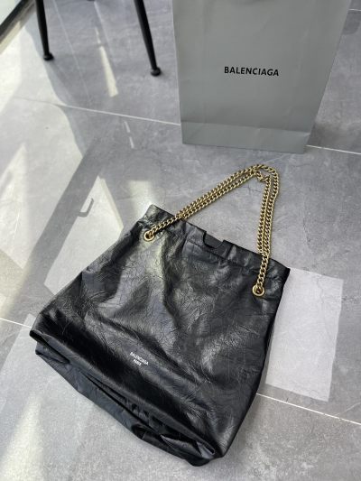 Чёрная сумка Balenciaga с цепочкой