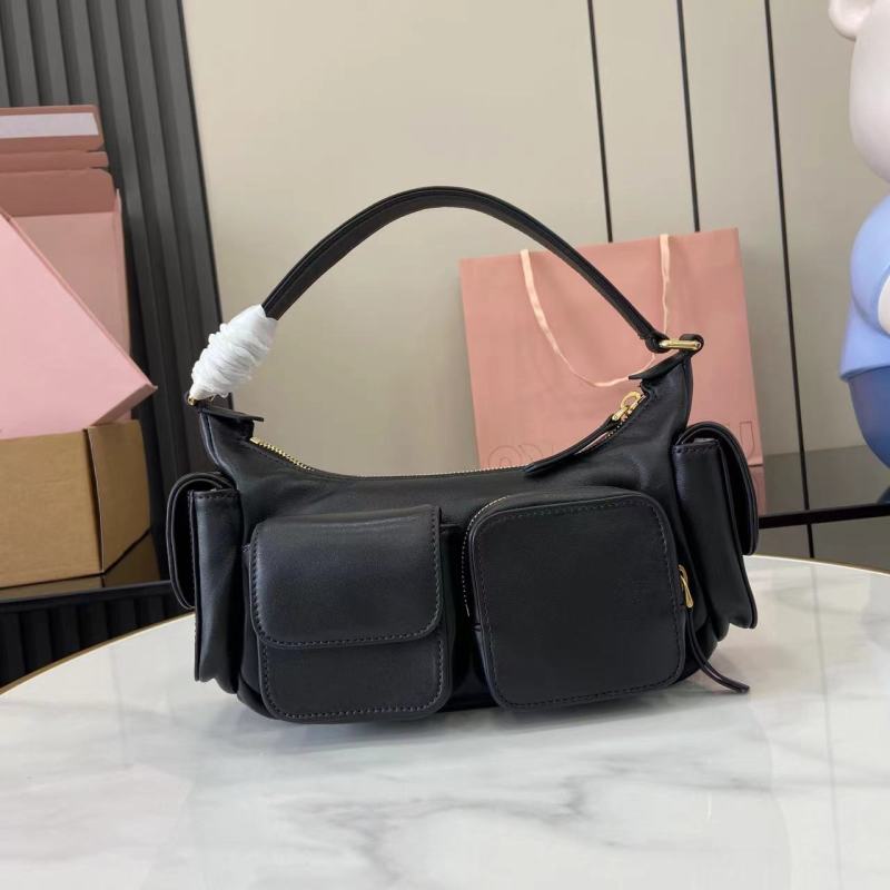 Черная сумка Miu Miu с логотипом