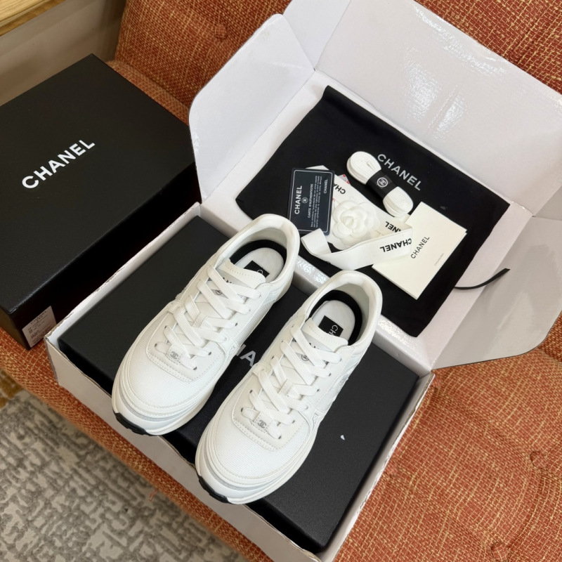 Женские кроссовки белого цвета в стиле Chanel