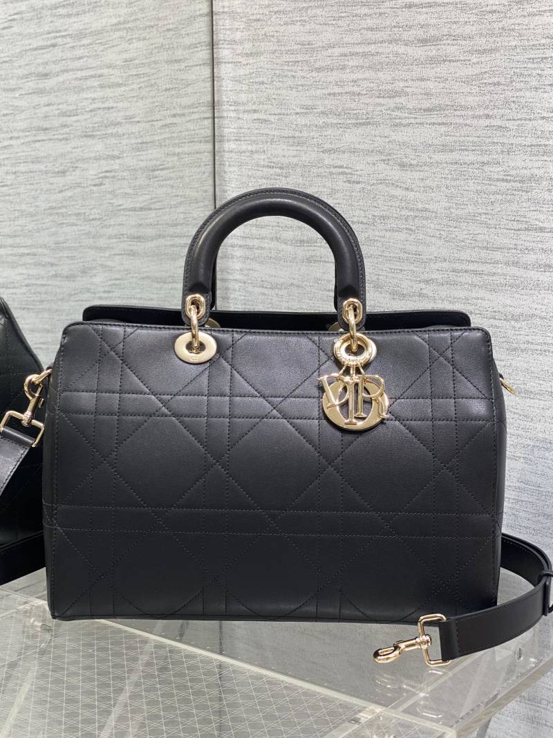 Черная сумка Lady Dior с золотой фурнитурой