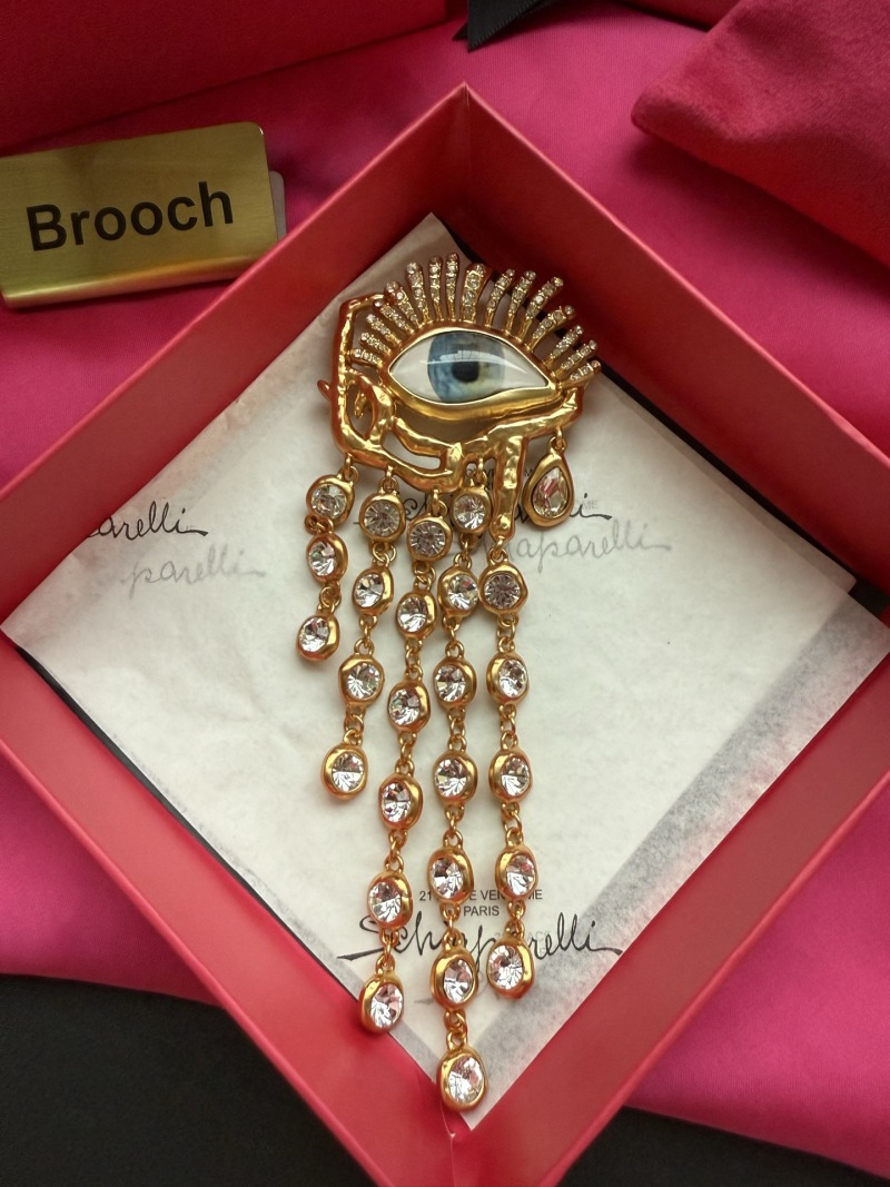 Брошь Schiaparelli с глазом
