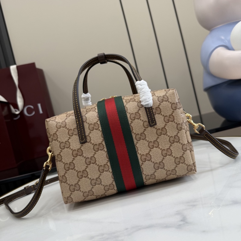 Сумка Gucci с монограммой и красно-зеленой полосой
