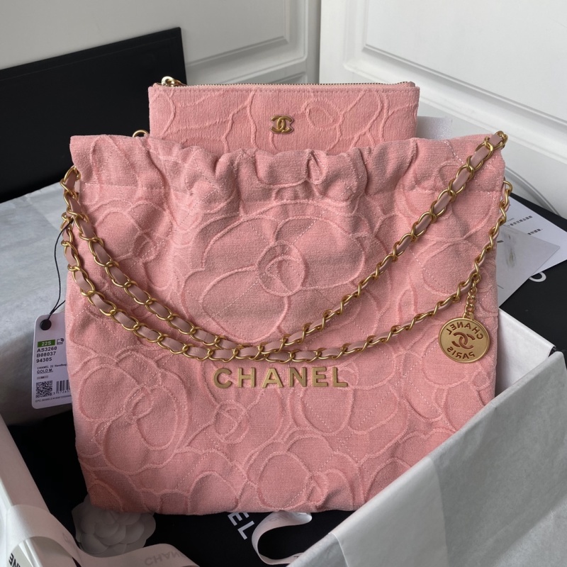 Розовая бархатная сумка Chanel с цветочным узором и цепочкой