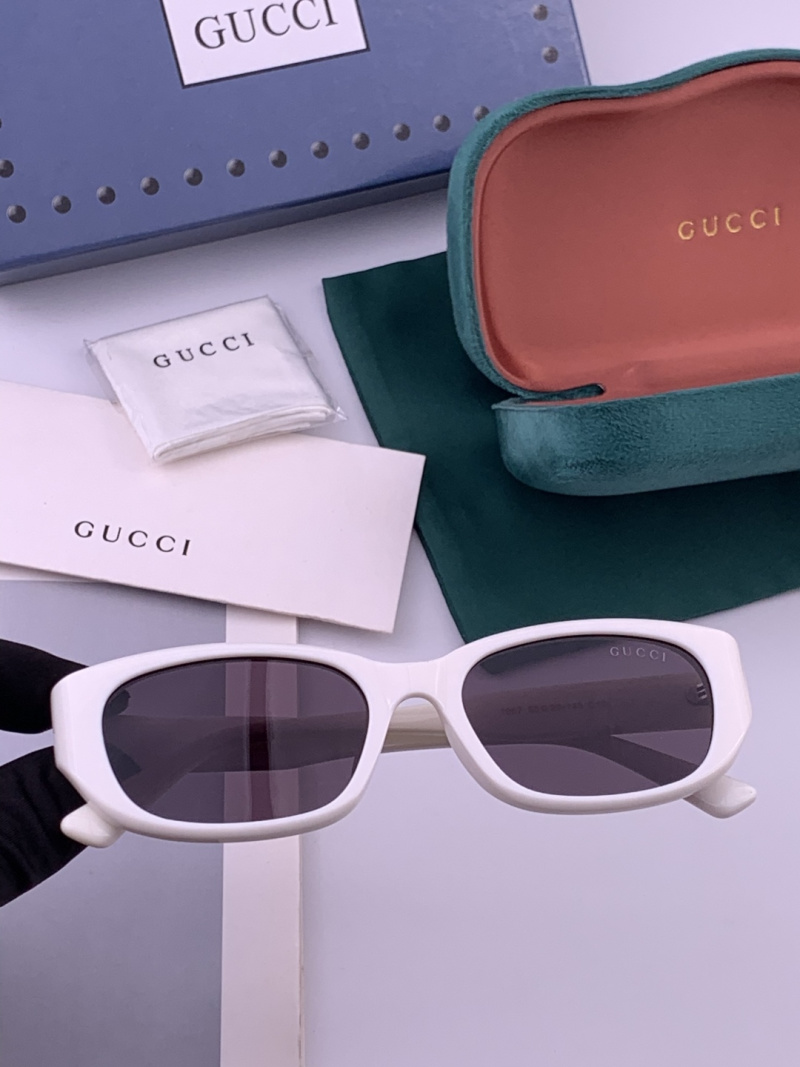 Солнцезащитные очки Gucci, белая оправа