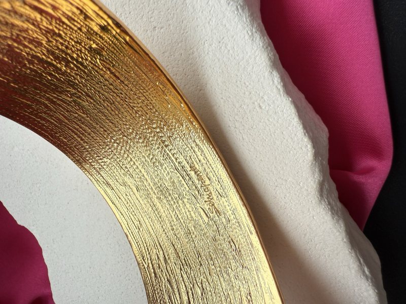 Золотистый браслет с геометрическим узором Schiaparelli