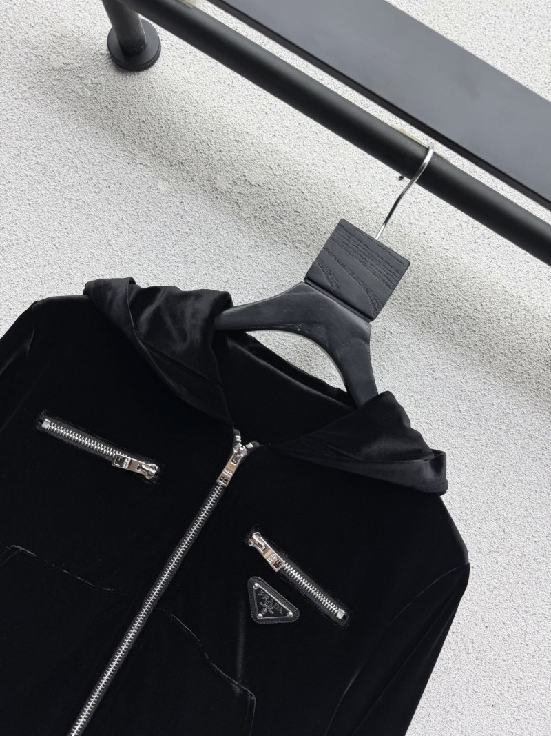 Чёрный комплект из толстовки с капюшоном и брюк Prada