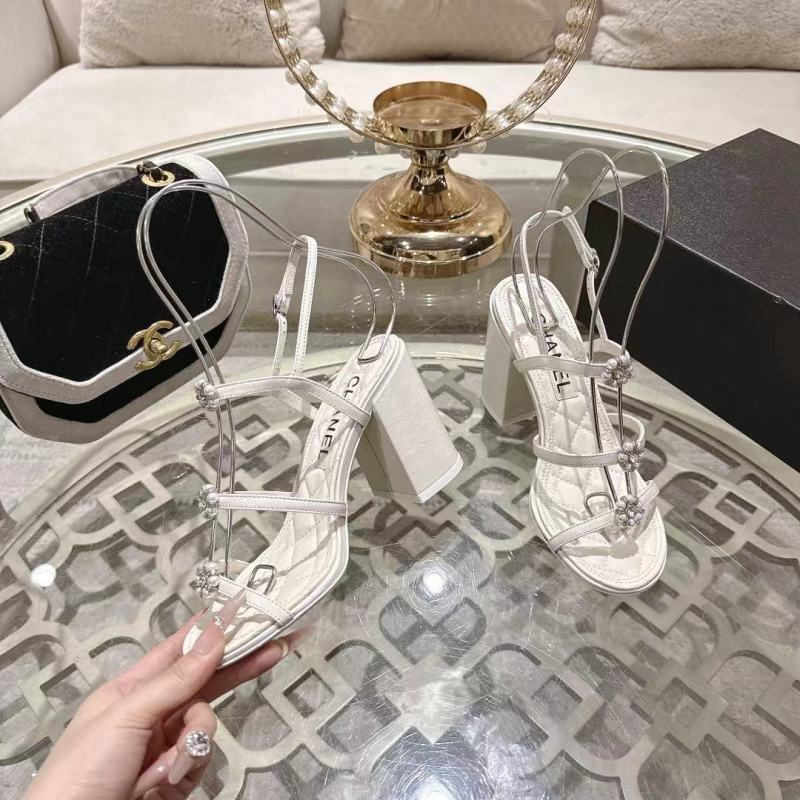 Белые кожаные сандалии Chanel с каблуком и цветочным декором
