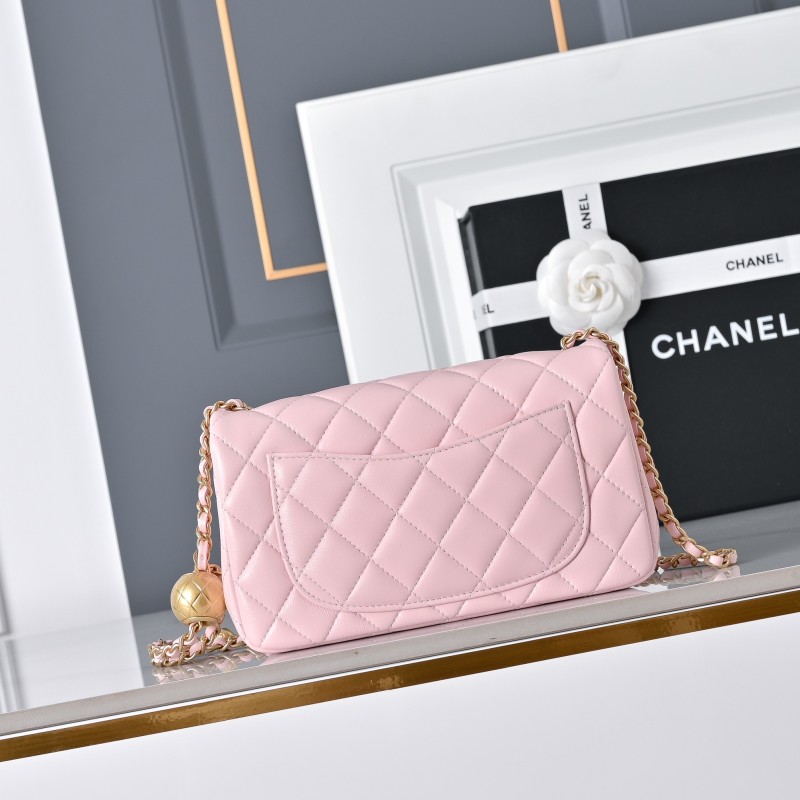 Розовая сумка через плечо с золотистым замком и цепью Chanel