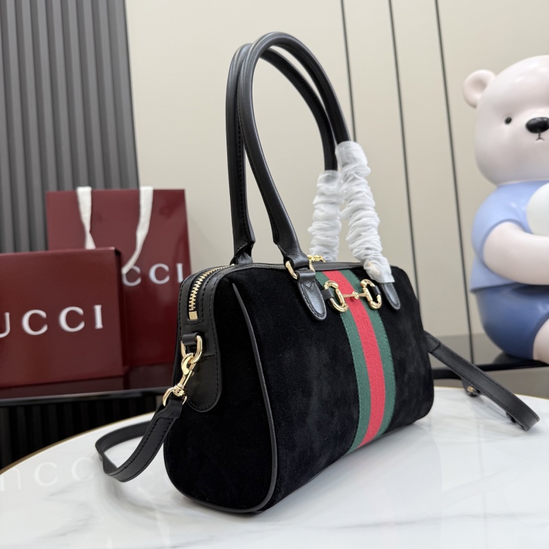 Сумка Gucci с бархатным покрытием и ремешком