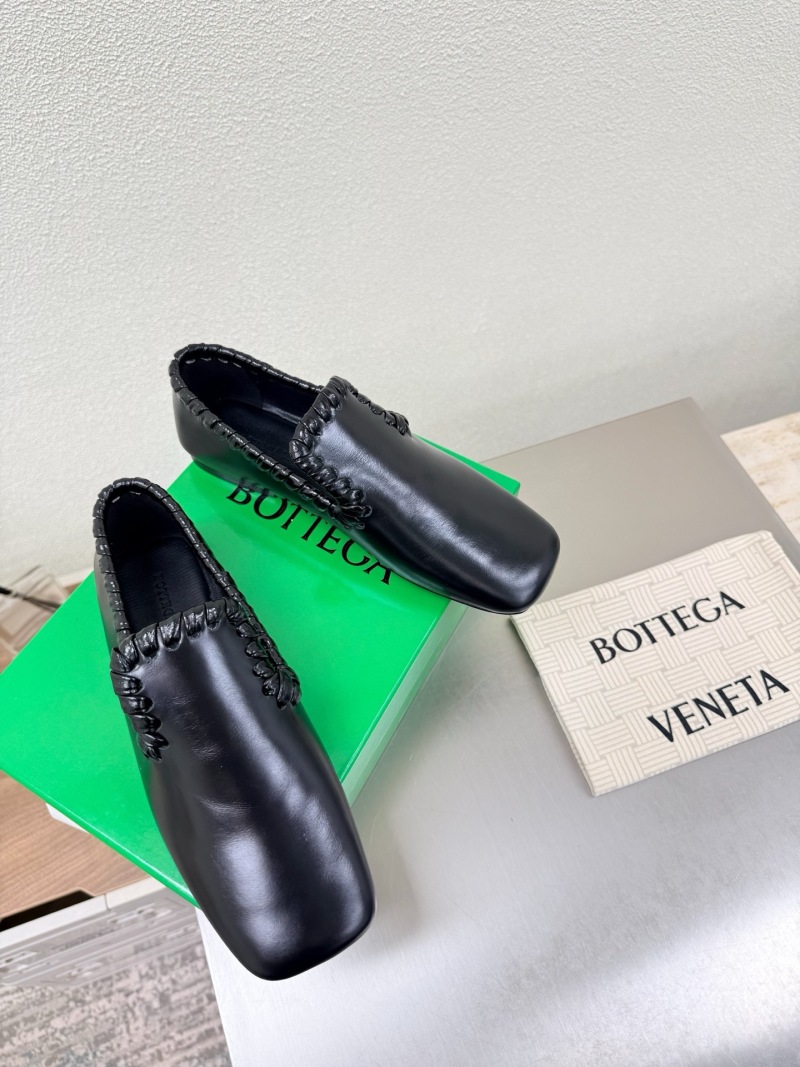 Женские кожаные лоферы с плетеным декором Bottega Veneta