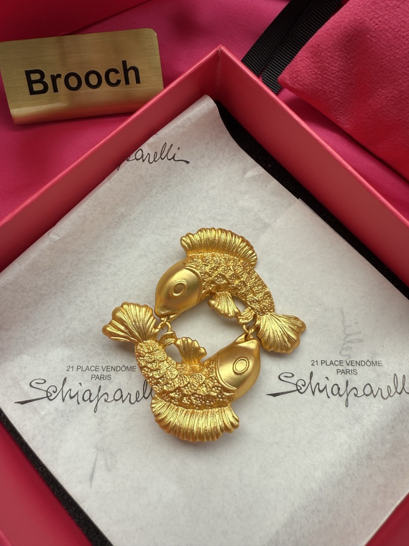 Брошь Schiaparelli в виде двух рыб