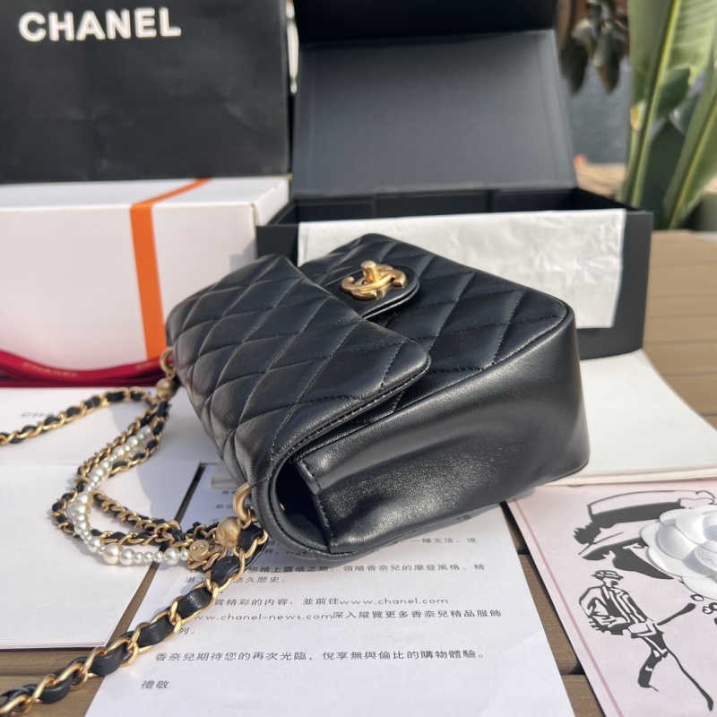 Сумка Chanel из кожи с жемчужной цепью