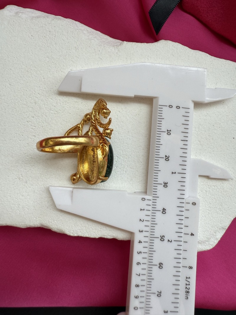 Кольцо с зелёным камнем и кристаллами Schiaparelli