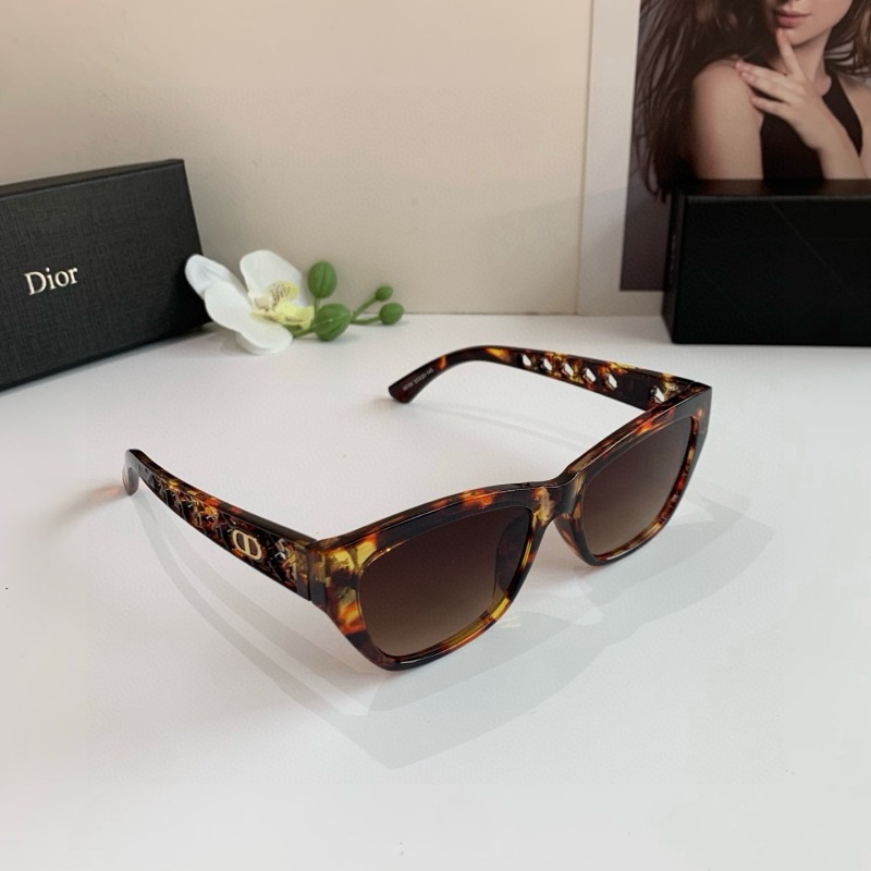 Солнцезащитные очки Dior в черепаховой оправе