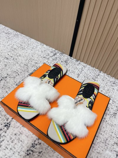Женские босоножки Hermes с меховой отделкой и полосатым рисунком