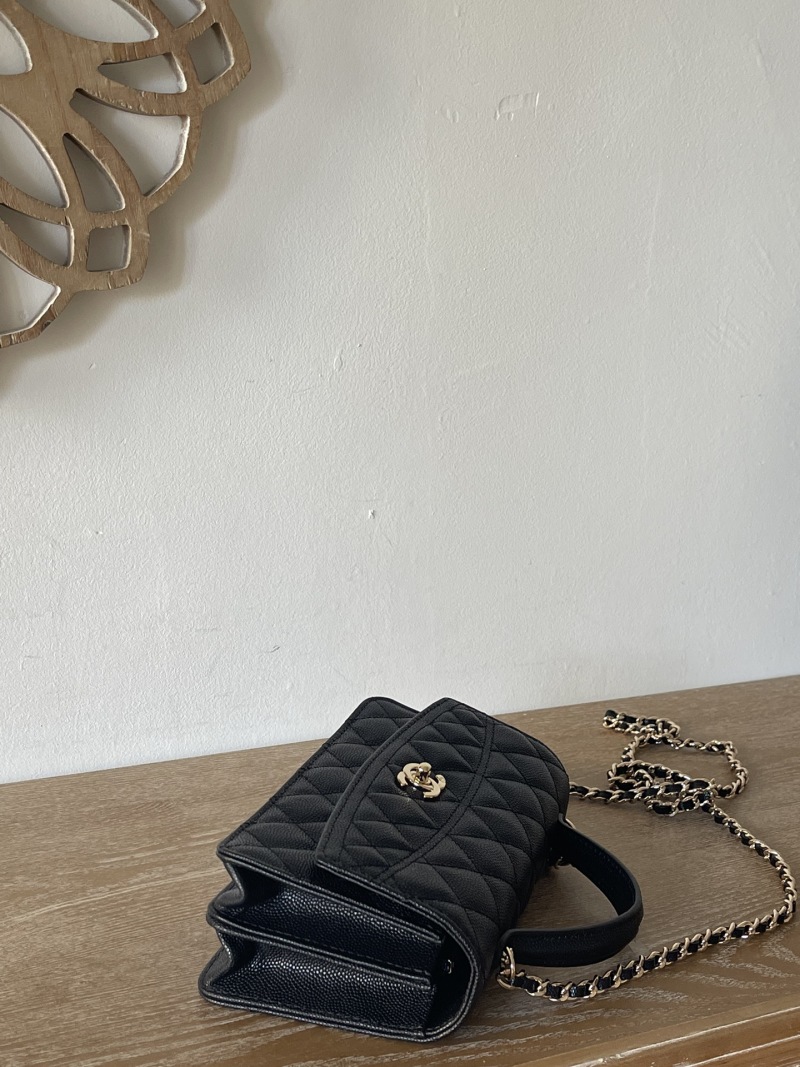 Черная сумка Chanel с цепочкой