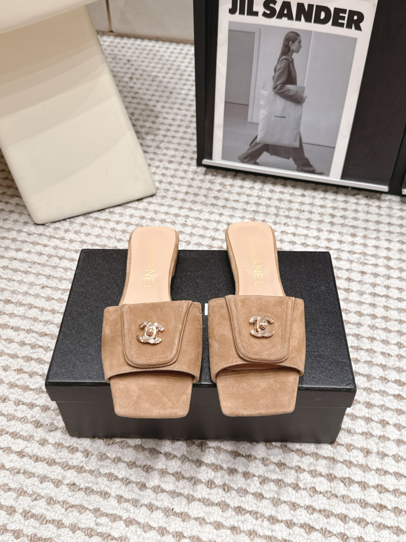 Женские сандалии с золотой фурнитурой Chanel
