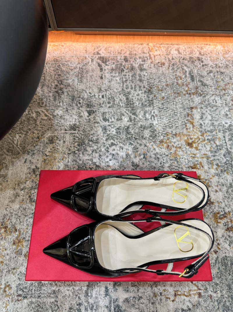 Женские лаковые туфли Valentino с декоративной заклепкой V Valentino Garavani