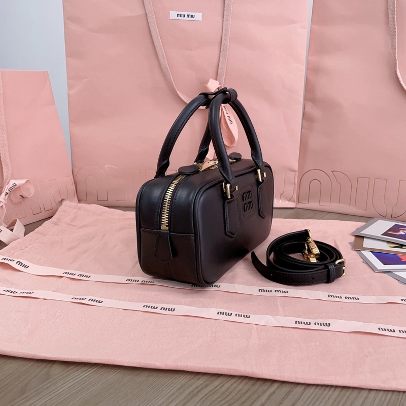 Миниатюрная чёрная кожаная сумка с логотипом и ручками Miu Miu