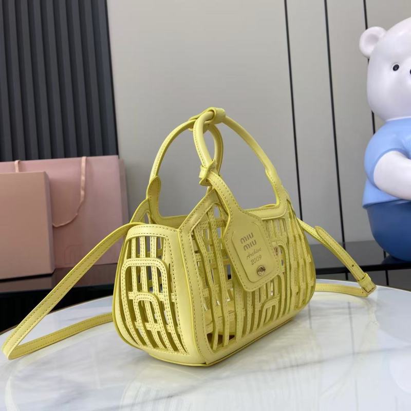 Сумка Miu Miu желтая с плетеным дизайном