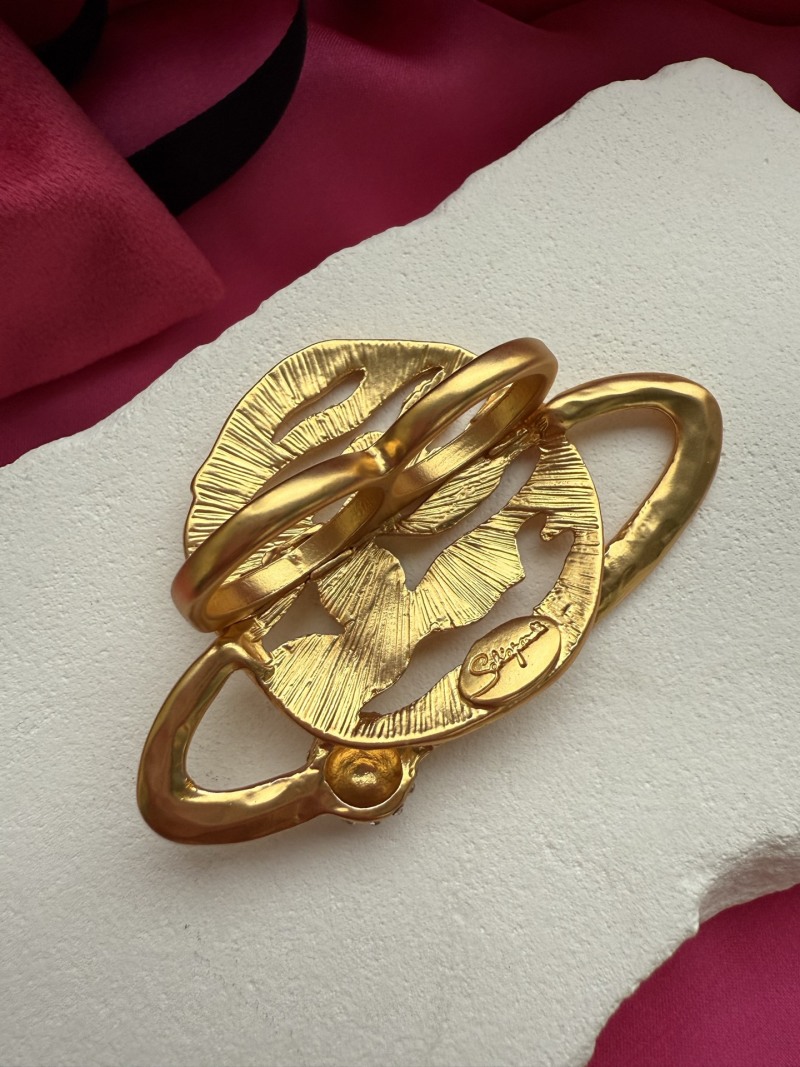 Золотистое кольцо с зелёным кристаллом Schiaparelli