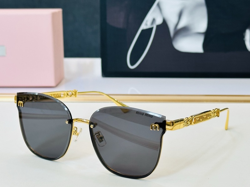 Солнцезащитные очки Miu Miu