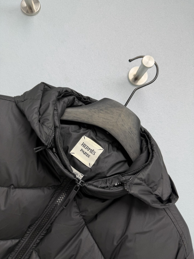 Пуховик Balenciaga с V-образной стежкой