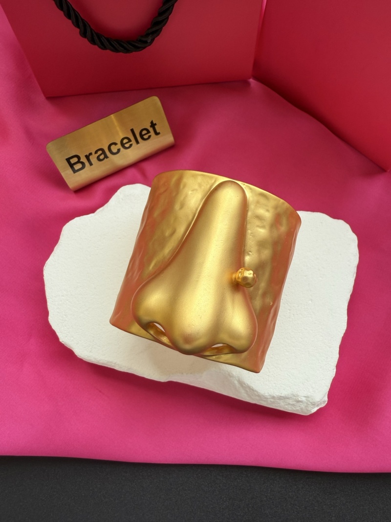 Золотистый браслет в виде носа Schiaparelli