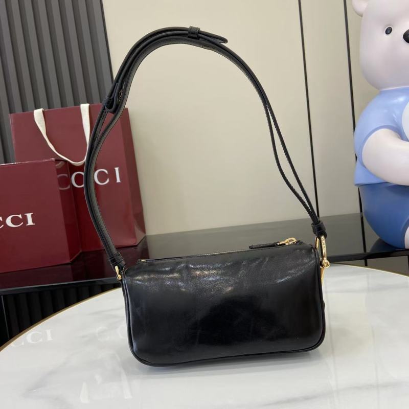 Черная кожаная сумка Gucci с ремешком