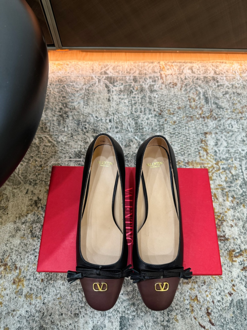 Женские черные кожаные балетки Valentino с логотипом V Valentino Garavani