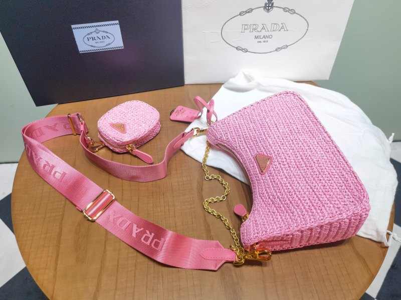 Розовая плетёная сумка Prada с лямкой