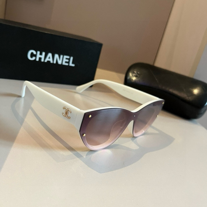 Солнцезащитные очки Chanel с эффектом «кошачий глаз»