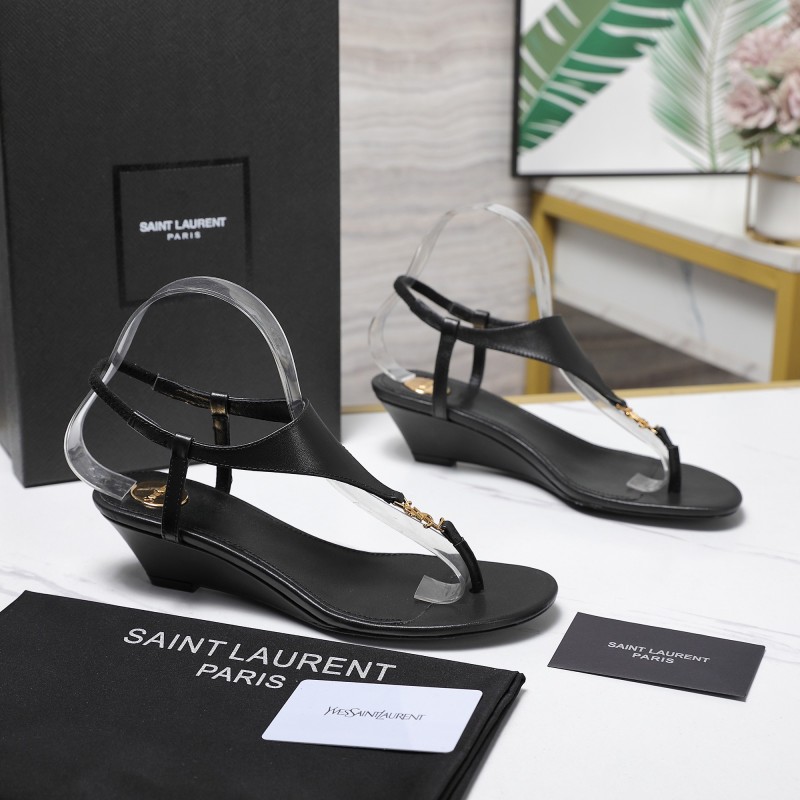Женские босоножки на танкетке с декоративной цепочкой Saint Laurent