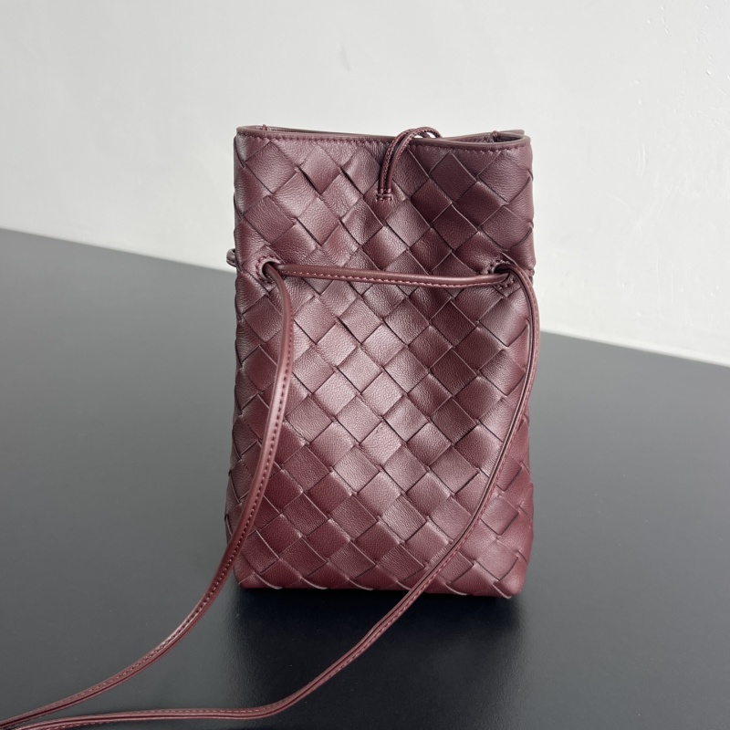 Вертикальная сумка-клатч в технике плетения Bottega Veneta