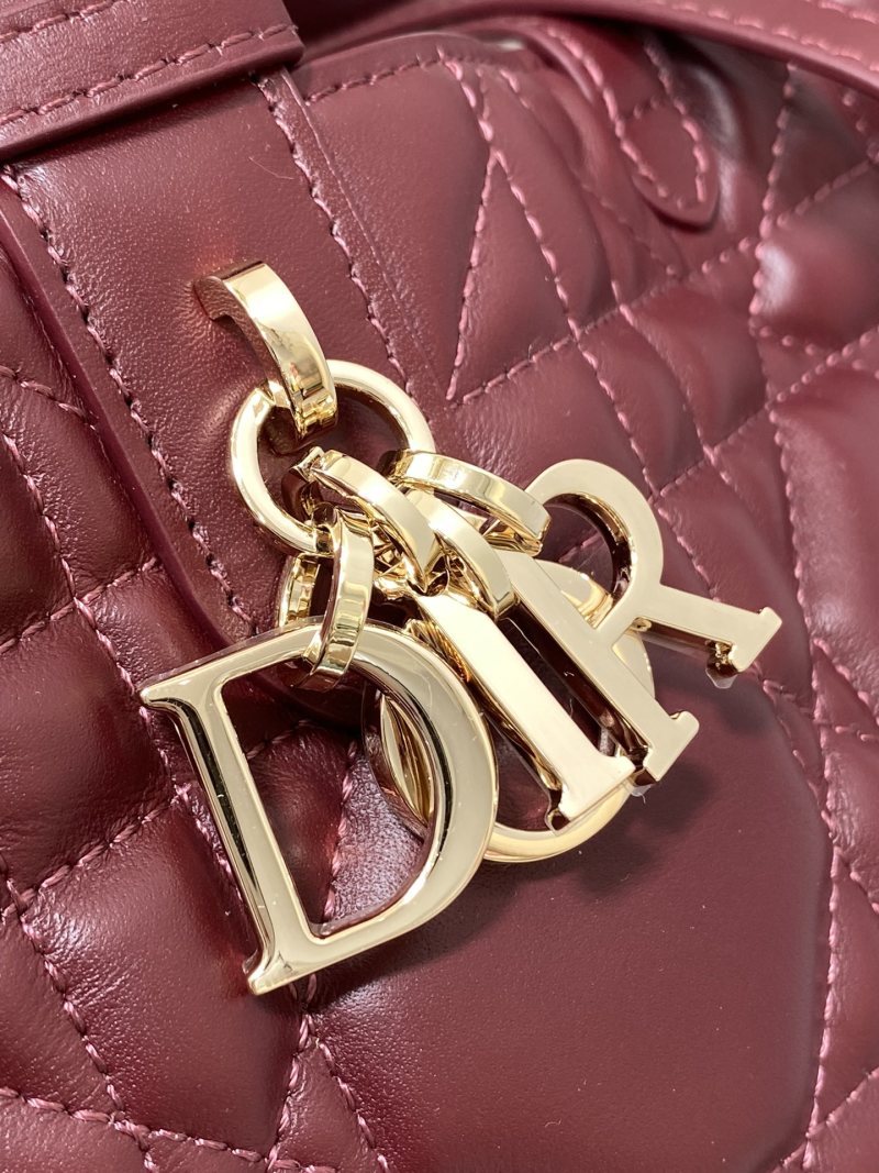 Сумка Dior с квилтингом и логотипом