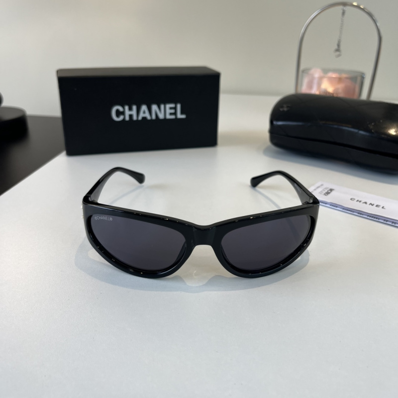 Винтажные солнцезащитные очки Chanel черного цвета