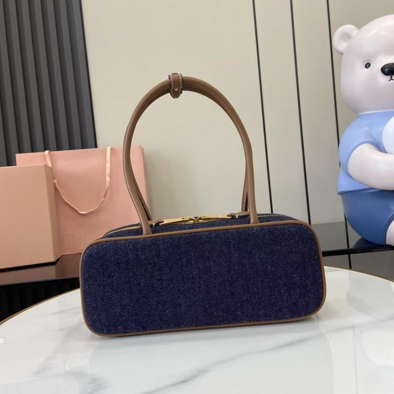 Сумка Miu Miu из денима с кожаной ручкой