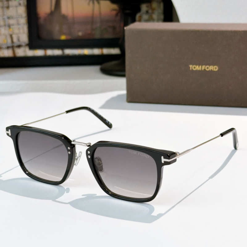 Солнцезащитные очки Tom Ford с синими линзами